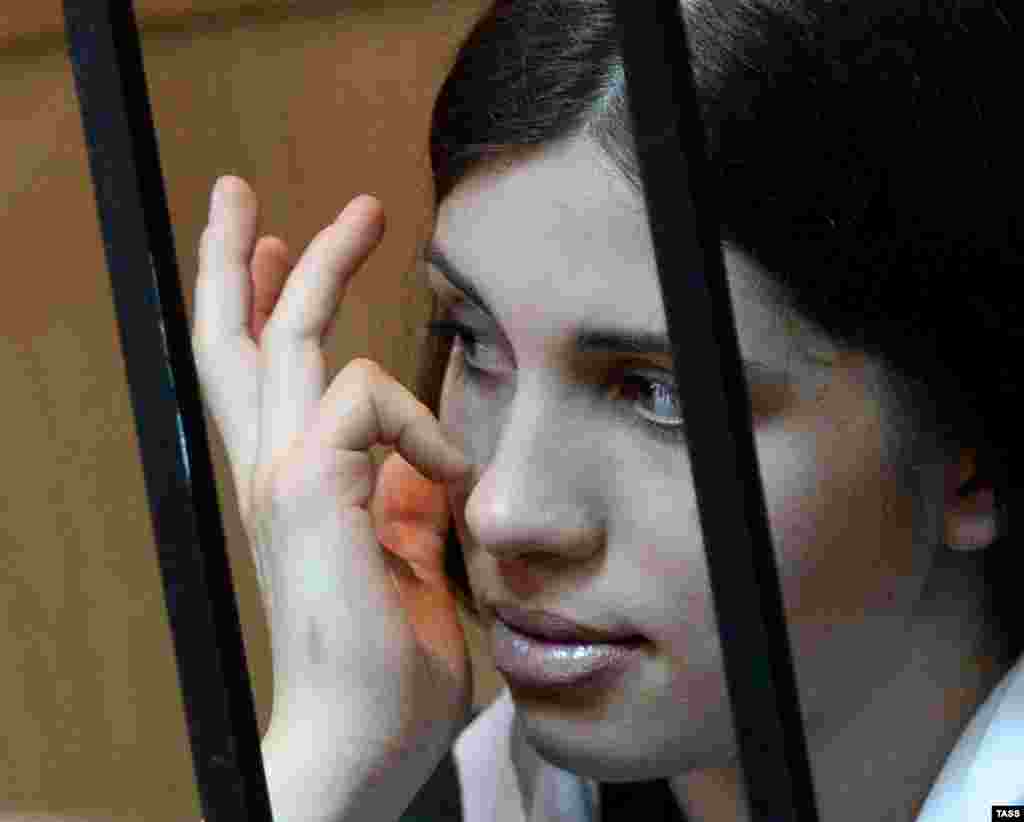 Судья зачитала гарантийное письмо от "Новой газеты": в случае освобождения Толоконникову трудоустроят, как выразилась судья, в "ихнюю организацию"