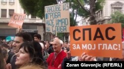 Transparenti sa protesta opozicije u Beogradu, 30. april 2016.