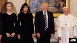 Ivanka, Melanija i Donald Tramp sa papom Franjom