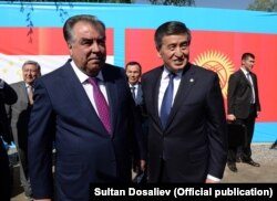Then-Kyrgyz President Sooronbai Jeenbekov (right) met with Tajik President Emomali Rahmon in July 2019.