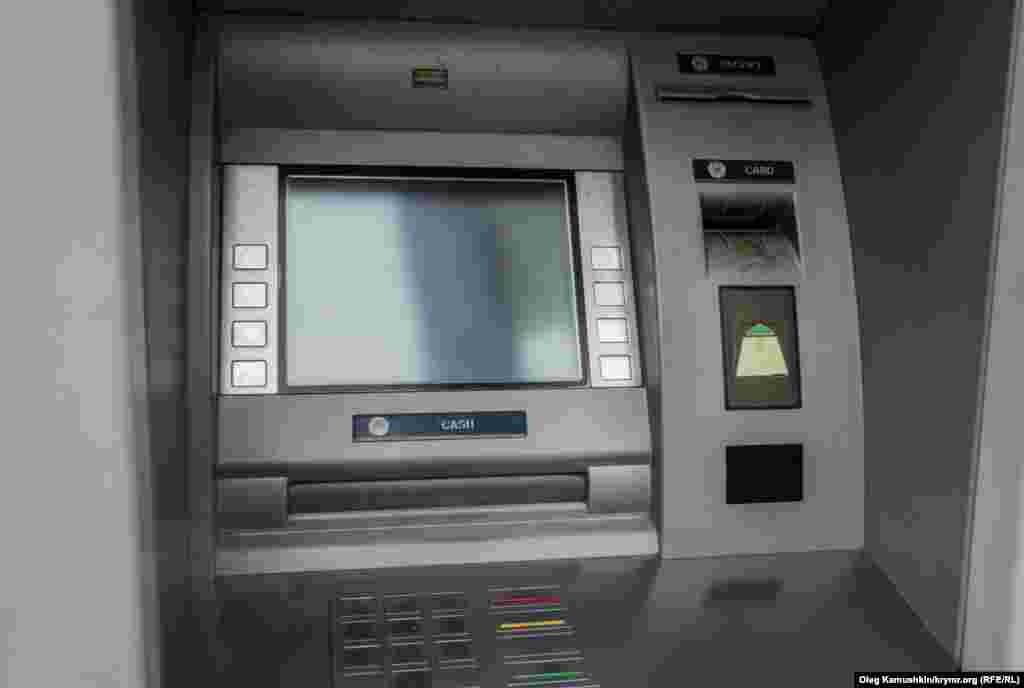 Ни один банкомат в городе не работает.
