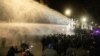Polițiștii au folosit tunuri de apă și gaze lacrimogene împotriva demonstranților.