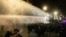 Polițiștii au folosit tunuri de apă și gaze lacrimogene împotriva demonstranților.