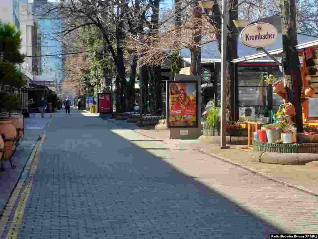 Zatvoreni kafići i restorani u jednom u centru Skoplja zbog pandemije korona virusom, 20. mart, 2020. 