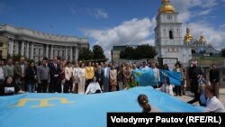 День кримськотатарського прапора відзначають із 2010 року