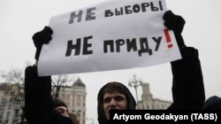 Один из участников "забастовки избирателей" в Москве 28 января