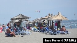 Ove godine cijene su 8 eura za gornji red, za srednji 10, a za baldahine 20 eura (plaža u Ulcinju)