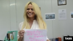 Памела Андерсон во время посещения реабилитационного центра для зверей из затопленного зоопарка в Уссурийске