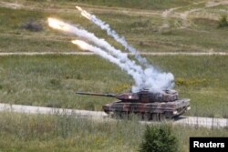 Grčki tenk Leopard ispaljuje baklje dok NATO održava vježbu 'Trenutni odgovor' sa zemljama domaćinima Albanijom, Bugarskom, Hrvatskom, Grčkom, Kosovom, Crnom Gorom i Sjevernom Makedonijom, u vojnoj bazi Krivolak, Sjeverna Makedonija, 2. juna 2025.