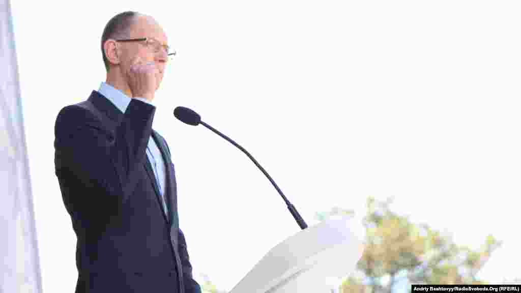 Лідер партії «Фронт змін» Арсеній Яценюк. Форум об’єднаної опозиції, Київ, 12 травня 2012 року