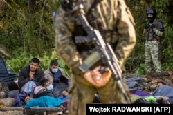 ჩიხში მოქცეული მიგრანტების ფოტო გადაღებულია 20 აგვისტოს. პოლონეთის საგარეო საქმეთა მინისტრის მოადგილემ, მარჩინ პშიდაჩმა ჟურნალისტებს განუცხადა, რომ უსნაჟ გურნესთან მყოფი ჯგუფი „არ არიან ლტოლვილები, ისინი ბელარუსის მთავრობის მიერ მოყვანილი ეკონომიკური მიგრანტები არიან“.