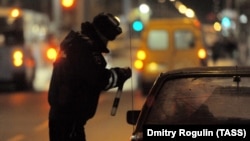 Проверка автомобилистов на наличие алкоголя в крови в Волгограде (архивное фото)