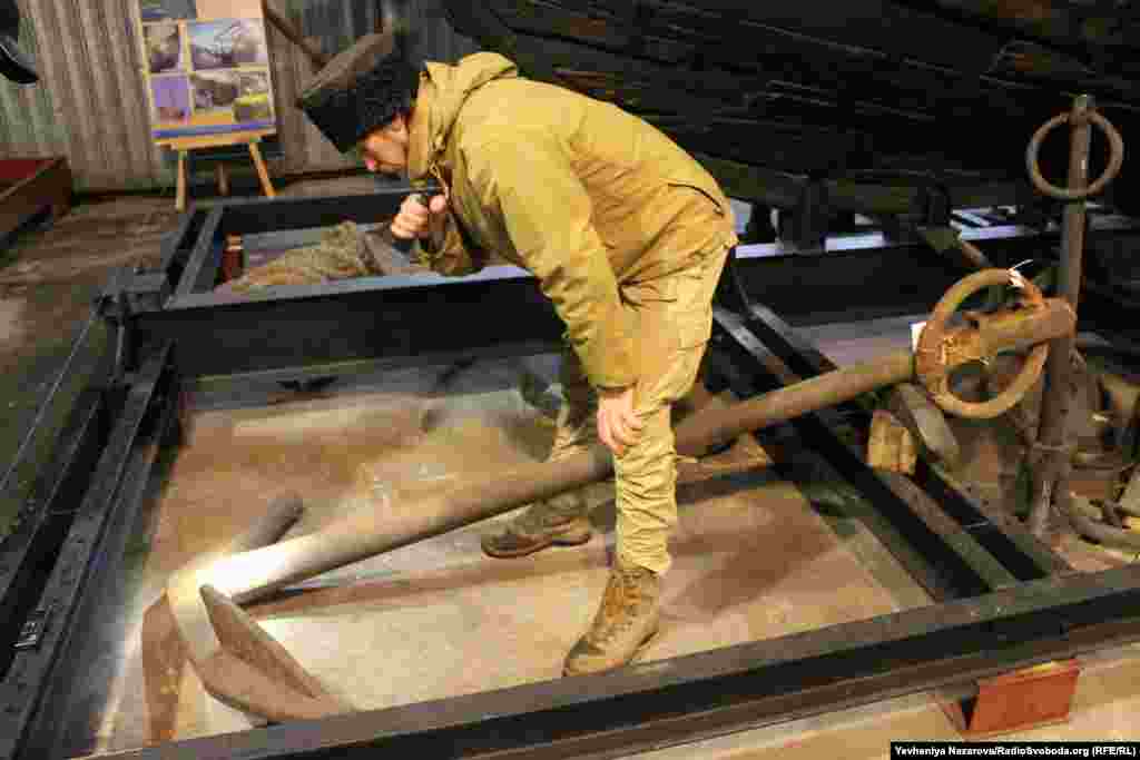 «Найчастіше зустрічається клеймо «PRO». Це ніби тогочасний знак якості – якір був перевірений. До нас навіть дійшла інформація про технологію, як їх перевіряли. Якір підіймали на висоту власного зросту і тричі кидали на залізне ковадло. Якщо він не зламався, не погнувся, на нього ставили клеймо провірений. Якщо ж він зігнувся, або відламалася якась частина, його відправляли на перековання, і майстру за той час, коли він виправляє ці недоліки, не платили зарплатні. Він робив це власним коштом», – пояснює Віктор Кривоносов