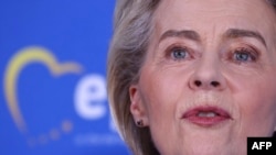 Predsednica Evropske komisije Ursula fon der Lajen (Von der Leyen) obraća se medijima tokom konferencije za novinare sa predsednikom grupe desnog centra Evropske narodne partije (EPP) u Evropskom parlamentu u Briselu, 21. februara 2024.