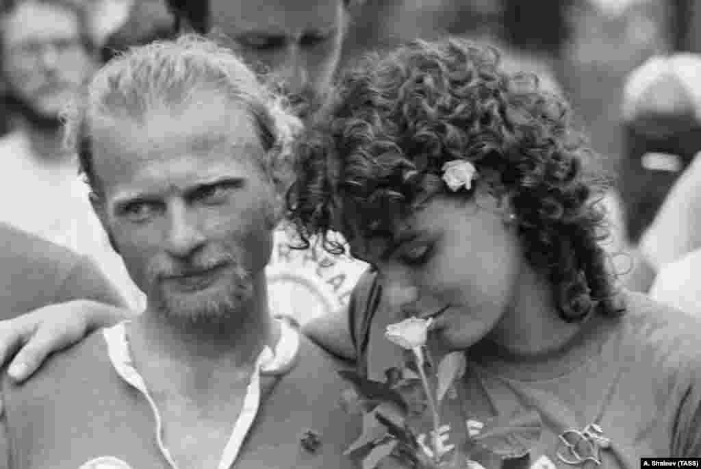 Учасники мітингу за мир 1983 року у Вашингтоні зупиняються, щоб понюхати троянди