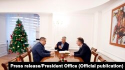 Hašim Tači, Fatmir Ljimaj i Špend Ahmeti tokom sastanka u Prištini o Briselskom dijalogu