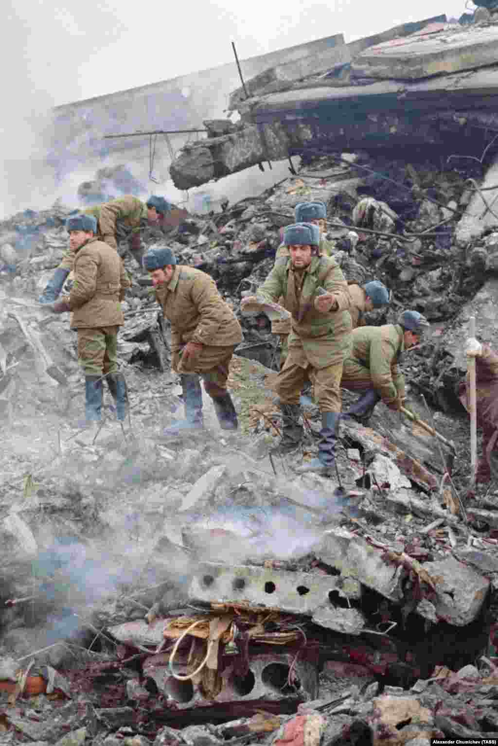 Військовослужбовці розгрібають завали. Горбачов навіть поставив питання одному з журналістів, який брав у нього інтерв'ю: «Кого звинувачувати в тому, що в бетонних блоках занадто мало цементу, але більш ніж достатньо піску? Це означає, що цемент вкрали. А хто вкрав?»