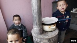 Romi u kampu u severnom delu Mitrovice, 02. februar 2009.