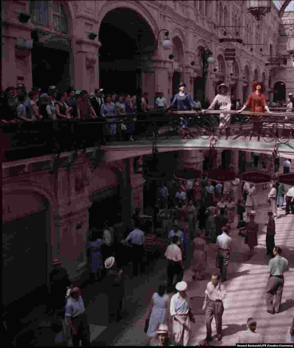 У советских модельеров французская мода, особенно Диор, вызывала живой интерес. 