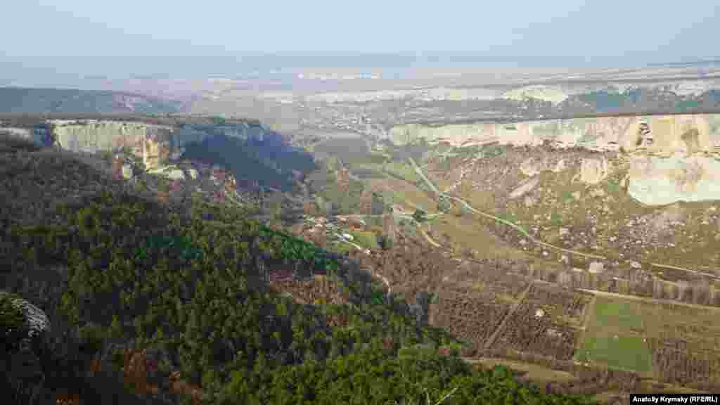 Вид на Качинскую долину. На дальнем плане – многоэтажки Бахчисарая