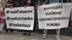 Активисты вышли в защиту крымских политзаключенных под посольство России в Киеве (видео)