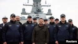 უკრაინის პრეზიდენტი ვოლოდიმირ ზელენსკი კორვეტ "ჰეტმან ივან მაზეპას" ეკიპაჟის წევრებთან ერთად. 2024 წლის 8 მარტი, სტამბოლი