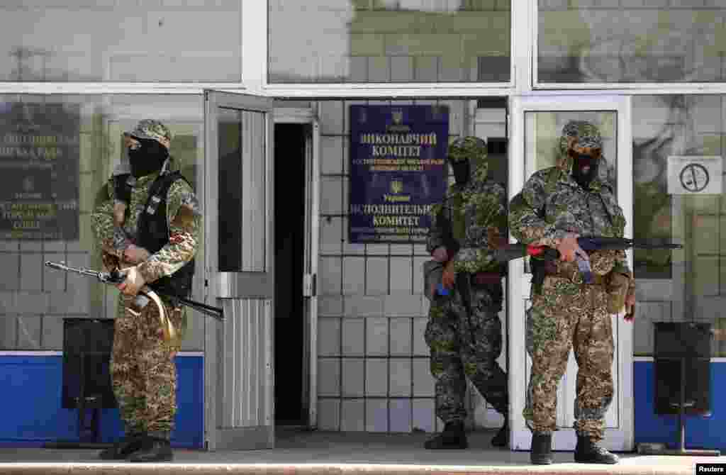 Проросійські бойовики перед захопленою міськрадою в Костянтинівці, 28 квітня 2014 року