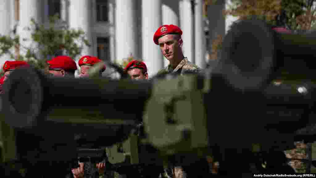 На виставці президент вручив військовим сертифікати на протитанкові ракетні комплекси «Стугна-П» та ракетні комплекси «Корсар»