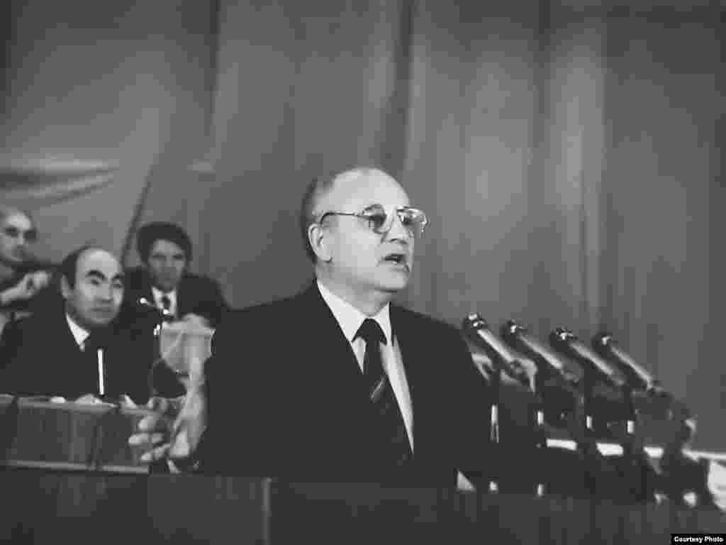 Втім, і на пострадянському просторі високий рейтинг – зовсім не гарантія безпроблемного перебування при владі. Мова, звичайно, не про Михайла Горбачова, який відображений на цьому фото під час свого останнього офіційного візиту в ролі президента СРСР до Бішкеку 5 листопада 1991 року. Звернемо увагу на задній план, фігура в центрі – це тодішній президент Киргизької РСР Аскар Акаєв. На президентських виборах 2000 року Акаєв отримав підтримку 76,4% виборців, але вже через п'ять років, в результаті Революції тюльпанів був змушений тікати з країни до Росії, де і живе досі.