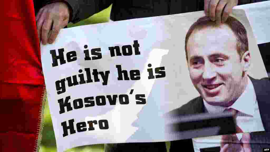 Podrška ispred Haškog tribunala Haradinaju, 29. novembar 2012. Foto: AFP / Koen van Weel