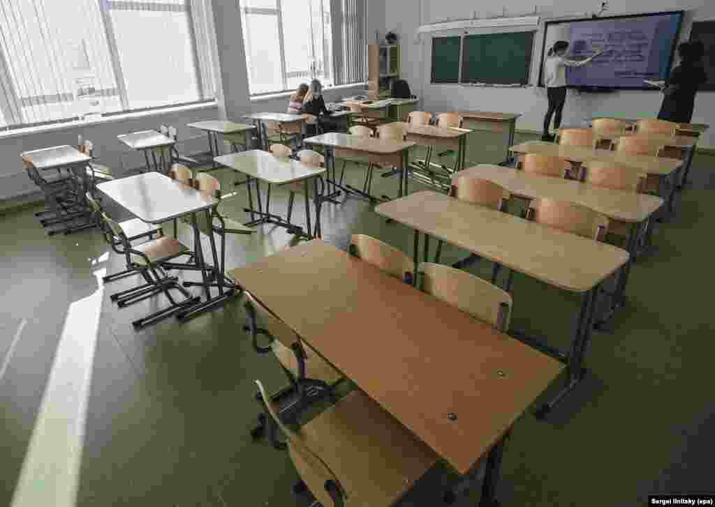 Nastavnik u Moskvi drži čas za tri učenika, dok svi ostali nastavu prate preko video linka od svojih kuća.