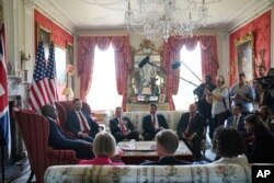 Potpredsjednik JD Vance (drugi s lijeva) sastao se s britanskim ministrom vanjskih poslova Davidom Lammyjem (lijevo) u Kentu, Engleska, 8. avgusta.