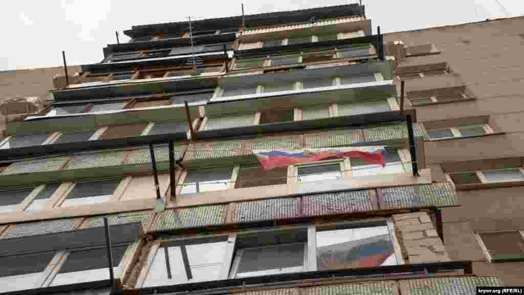 Єдиний триколор – на балконі в одному зі спальних районів Сімферополя