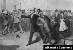 პრეზიდენტ გარფილდის მკვლელობა. გრავიურა გამოქვეყნდა ფრენკ ლესლის „ილუსტრირებულ გაზეთში“. ჯეიმს გარფილდი ვარდება თავდასხმის შემდეგ (იჭერს სახელმწიფო მდივანი ჯეიმს ბლეინი). ნახატის მარცხენა ნაწილში ხალხი აკავებს მკვლელ ჩარლზ გიტოს.