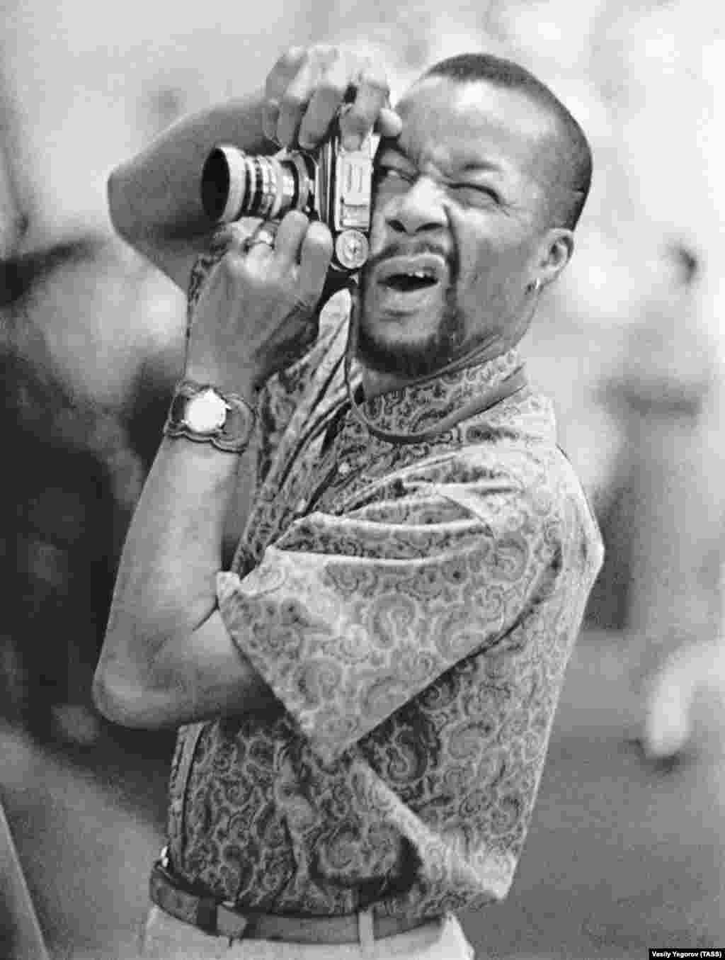 Відвідувач радянської виставки 1959 року в Нью-Йорку. Інформаційна битва була однією з найпоширеніших елементів Холодної війни