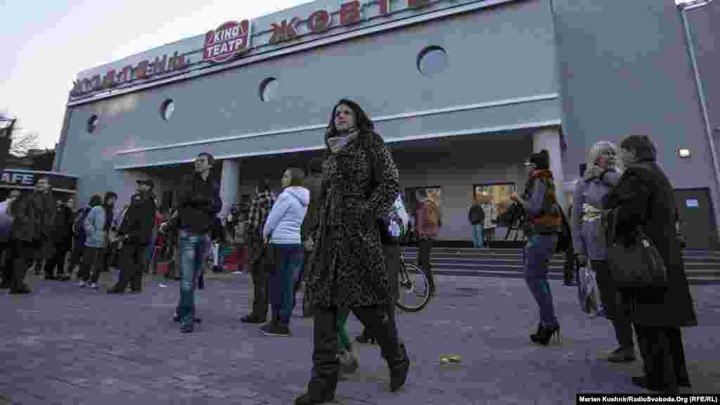 Центральний вхід у кінотеатр «Жовтень» після реконструкції.