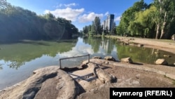 Сухой водоотводящий канал у пруда в Гагаринском парке Симферополя. 19 июля 2025 года.