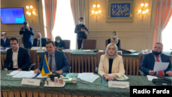 یوگنی ینین، سرپرست هیئت مذاکرهکنندگان اوکراینی، و همکارانش در تهران