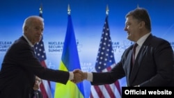 Віце-президент США Джозеф Байден (ліворуч) і президент України Петро Порошенко, Вашингтон, 31 березня 2016 року