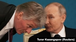 Президент РФ Владимир Путин и пресс-секретарь Кремля Дмитрий Песков