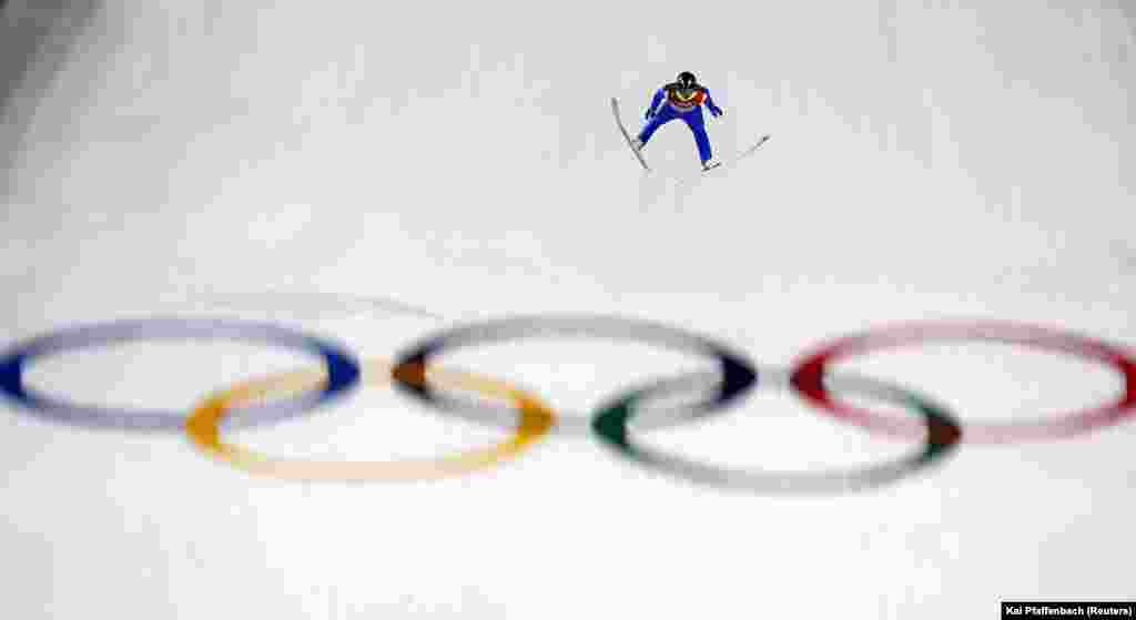 Лижне двоборство: Мар'ян Еленко зі Словенії під час спуску на великому трампліні в чоловічому індивідуальному конкурсі. В цій категорії золото виграв німець Йоганнес Рідзек