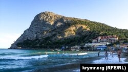 Пляж в крымском поселке Новый свет