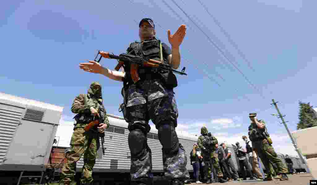 Отправка тел погибших пассажиров малайзийского лайнера в Харьков. Город Торез Донецкой области, 20 июля 2014 года