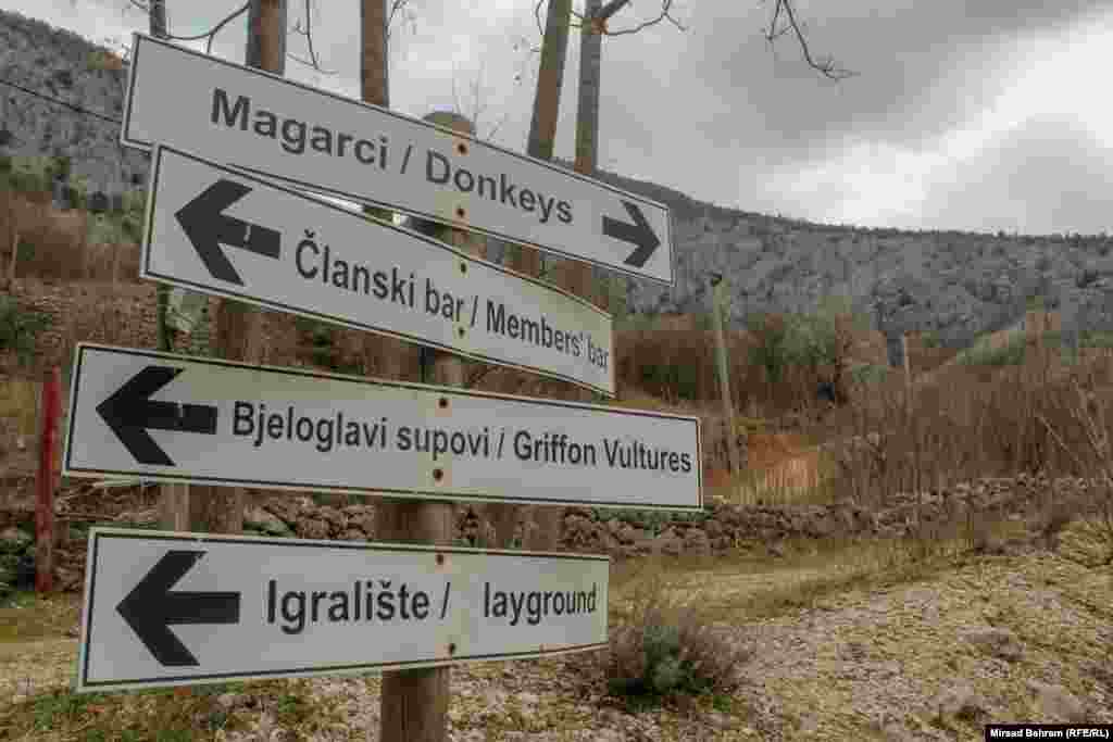 Eko centar je edukacijsko-istraživački centar, u kojem je najprije bio cilj reintrodukcija bjeloglavih supova u BiH, da bi se aktivnosti vremenom razvile, pa danas uključuju i edukaciju djece osnovnih škola, sportsko penjanje, adrenalinske ture, te sve aktivnosti koje se tiču prirodne i zaštite prirodne okoline.