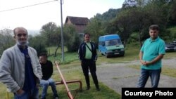 Roditelji u protestu ispred Osnovne škole "Sveti Sava" u Liplju kod Zvornika, prvog dana nove školske godine. 1. septembar 2020.