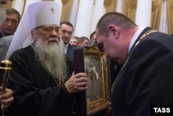 Слева направо: Иоанникий (Кобзев), митрополит Луганский и Алчевский Украинской православной церкви (Московского патриархата), и Игорь Плотницкий, тогдашний главарь группировки «ЛНР», которая в Украине признана террористической. Оккупированный Луганск, 4 ноября 2014 года