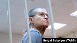 Бывший министр экономического развития РФ Алексей Улюкаев 15.XII в Замоскворецком суде. Фото Сергея Бобылева/ТАСС