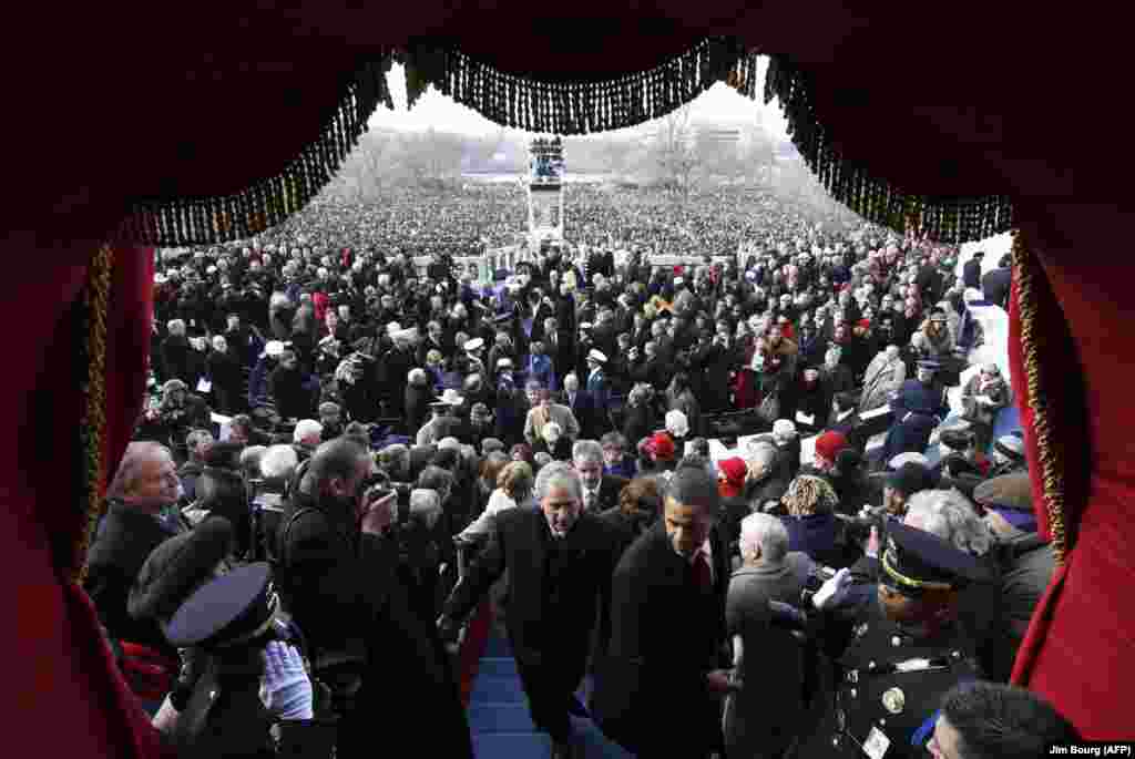 Президент США Барак Обама и бывший президент Джордж Буш – младший покидают церемонию инаугурации, после того как Обама был приведен к присяге в качестве 44-го президента 20 января 2009 года. Обама будет впоследствии переизбран на второй срок