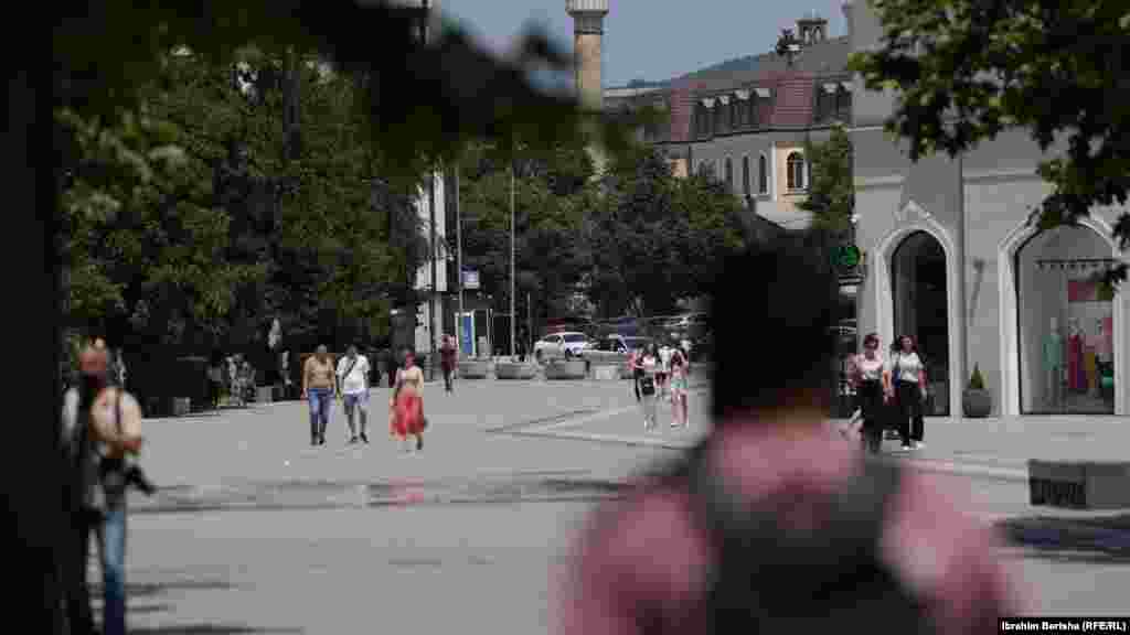 Sipas Institutit Kombëtar të Shëndetësisë Publike, qytetarët duhet të hidratohen sa më shumë gjatë valëve të të nxehtët.