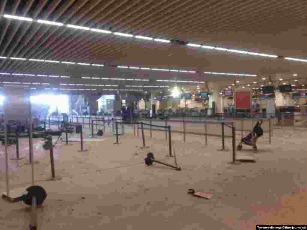 На летовищі, як повідомляють, сталися два вибухи: в терміналі і на злітній смузі. Принаймні один із них, за цими повідомленнями, вчинив смертник